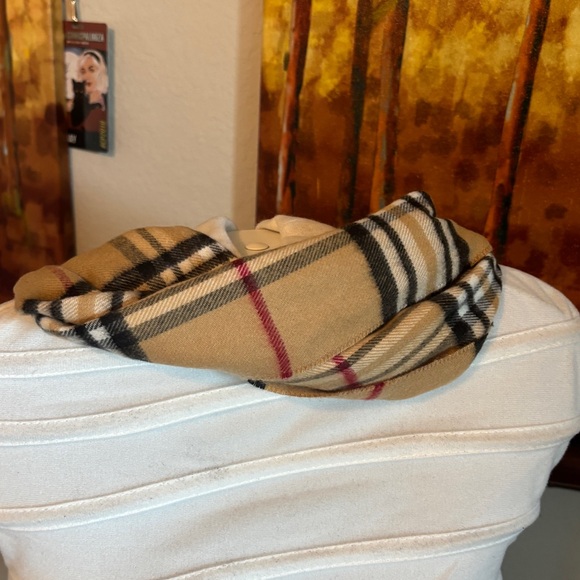 Nice winter scarf looks like Burberry made in Germany🧣